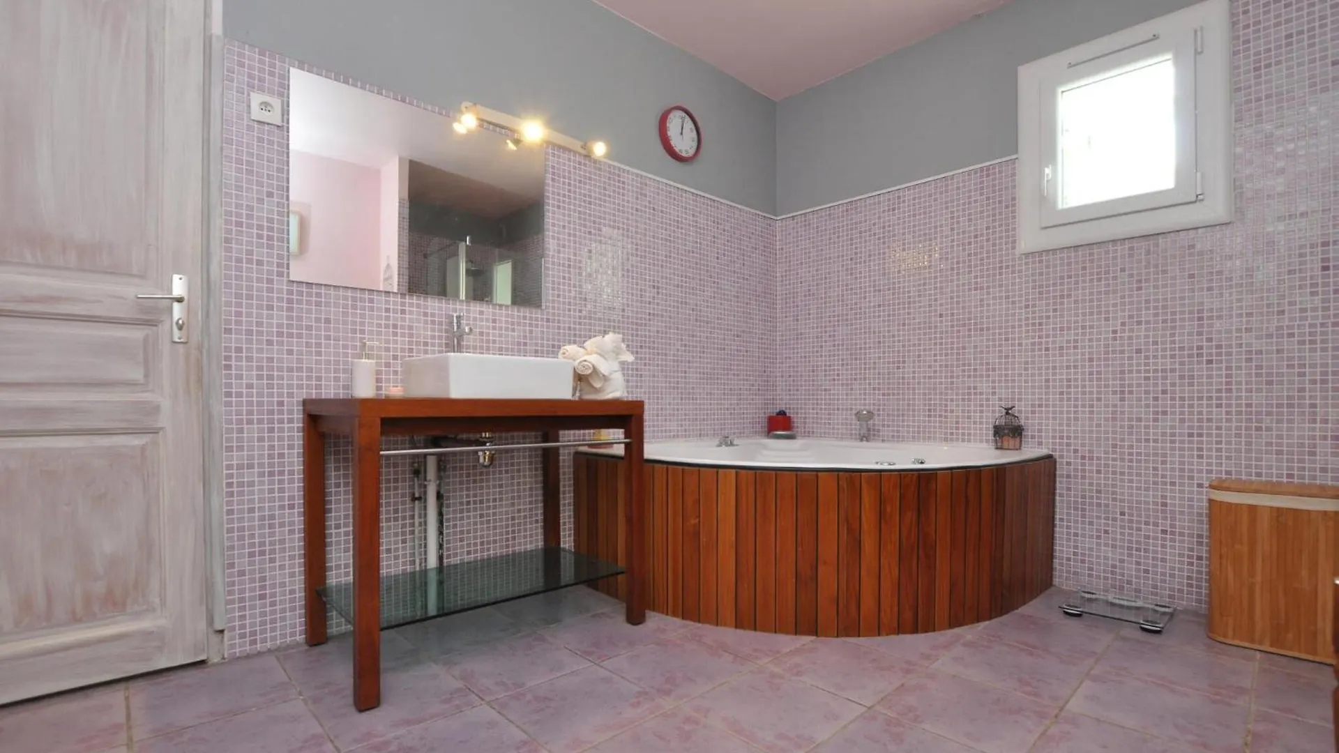 Stunning Home In Besse-Sur-Issole With Private Swimming Pool, Can Be Inside Or Outside Holiday home